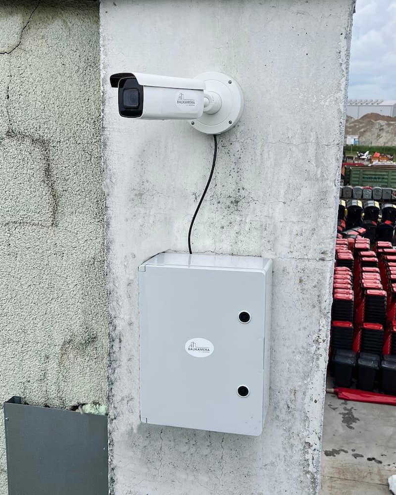 Baukamera auf einer Wand montiert