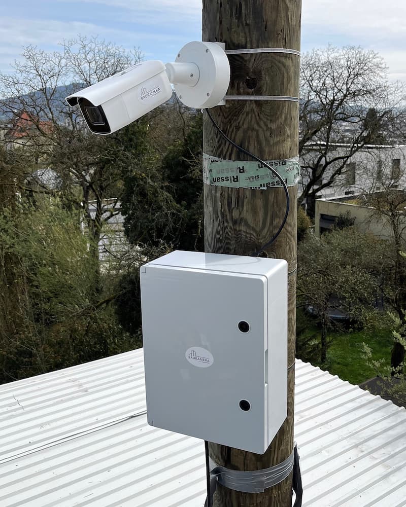 Baukamera auf Masten montiert