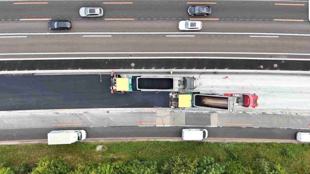 Asphaltfertiger von oben, Drohnenaufnahme